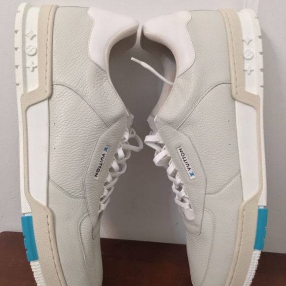 LOUIS VUITTON PARIS AUTHENTIC SNEAKER with the series number VL0230 15. - Picture 2 of 10